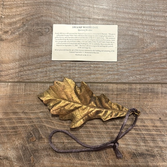 Swamp White Oak 9/11 Memorial Leaf Ornament W/ Box Great Condition - Picture 2 of 3